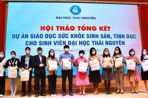 PGS.TS Trần Thanh Vân, Phó giám đốc Đại học Thái Nguyên tặng quà cho đội ngũ giảng viên cốt cán tham gia dự án.