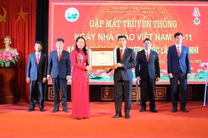 Đồng chí Võ Thị Ánh Xuân, Phó Chủ tịch nước trao huân chương độc lập hạng Nhì cho đại diện trường Đại học Nông Lâm (ĐH Thái Nguyên)