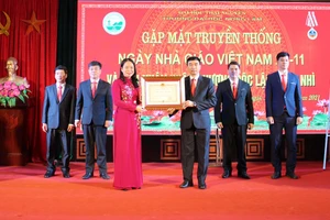 Đồng chí Võ Thị Ánh Xuân, Phó Chủ tịch nước trao huân chương độc lập hạng Nhì cho đại diện trường Đại học Nông Lâm (ĐH Thái Nguyên)