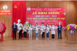 Ban Giám hiệu Nhà tường trao học bổng cho tân sinh viên thủ khoa năm học 2021 - 2022.