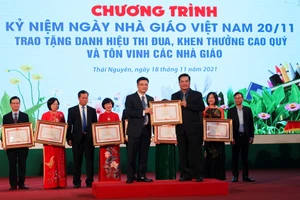 Thầy luôn được nhắc đến với hình ảnh một người tận tụy, tận tâm với nghề, dấn thân và truyền cảm hứng cho biết bao thế hệ giảng viên, sinh viên