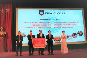 Lãnh đạo UBND tỉnh Thái Nguyên trao cờ thi đua cho khoa Quốc tế - Đại học Thái Nguyên