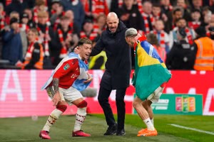 Man Utd đoạt Cúp Liên đoàn Anh, HLV Ten Hag ăn mừng đầy phấn khích
