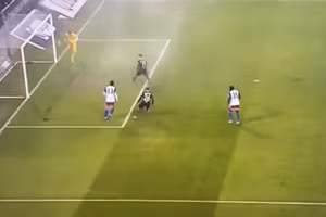 Video: Thủ môn nhận 'mưa gạch đá' vì sai lầm khó hiểu ở CAN Cup 2023 