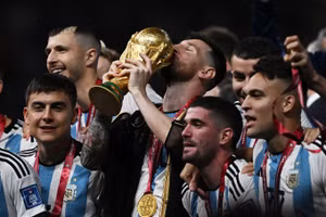 Messi ‘ẵm’ thêm cú đúp danh hiệu cá nhân 