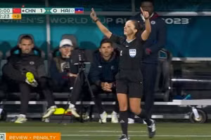 Cổ động viên tố trọng tài thiên vị Trung Quốc tại World Cup 2023