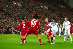 Liverpool thua sốc, Real Madrid, Napoli đặt một chân vào tứ kết Champions League