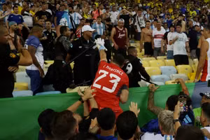 Hình ảnh gây sốc trong cuộc bạo loạn kinh hoàng trận Brazil - Argentina