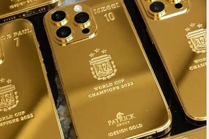 Messi tặng iPhone mạ vàng cho toàn bộ đội tuyển Argentina