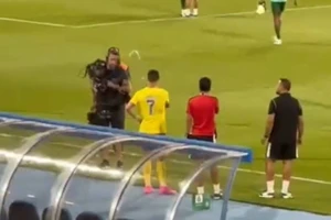 'Tịt ngòi' trận thứ 7 liên tiếp, Ronaldo nổi giận hắt nước vào phóng viên