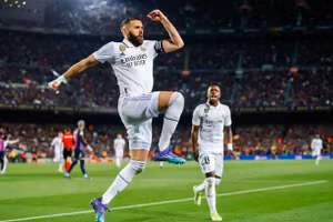 Benzema lập hat-trick, ‘hất văng’ Barca khỏi cúp Nhà vua
