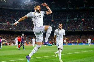 Benzema lập hat-trick, ‘hất văng’ Barca khỏi cúp Nhà vua