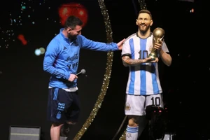 Tượng Messi 'ăn đứt' tượng Ronaldo