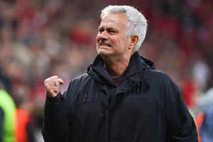 HLV Mourinho giàu to nhờ bị… sa thải 