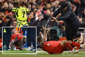 Va chạm ‘kỳ lạ’ với HLV Jurgen Klopp, cầu thủ Liverpool... gãy xương 