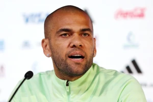 Dani Alves bị điều tra hành vi tấn công tình dục