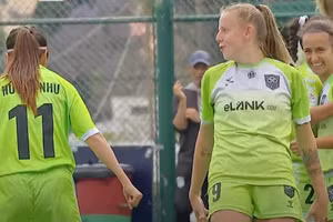 Huỳnh Như rủ đồng đội ăn mừng kiểu Ronaldo