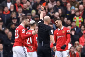 Tiền vệ Casemiro nhận thẻ đỏ… lịch sử