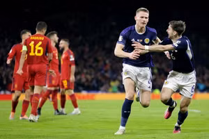 Sao Man Utd giúp Scotland thắng sốc Tây Ban Nha
