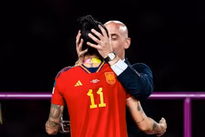 Bóng đá Tây Ban Nha 'chao đảo' sau vụ Chủ tịch 'cưỡng hôn' nữ cầu thủ