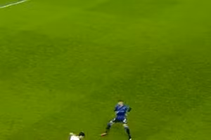 Video: Pha đá phản lưới nhà đi vào lịch sử của cựu sao Arsenal