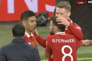 Cổ động viên Man Utd 'vui hết nấc' chứng kiến Casemiro và Fernandes cãi nhau