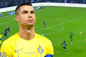 Từ chối hưởng quả phạt 11m, Ronaldo nhận 'mưa' lời khen 