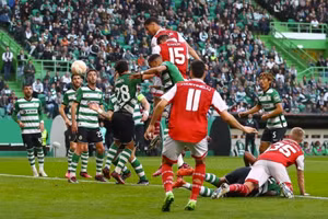 Trọng tài sai sót khó tin, cầu thủ Arsenal nhận thẻ oan