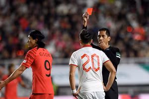 Bùi Hoàng Việt Anh nhận thẻ đỏ oan trong trận đấu Hàn Quốc?