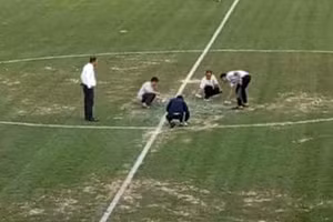 Sơn xanh sân cỏ, chuyện ‘độc lạ’ chỉ có ở bóng đá… Việt Nam 