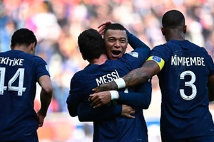 Mbappe bất ngờ ‘cực thân thiết’ với đàn anh Messi