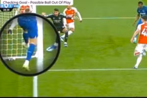 Arsenal thua sốc trên sân nhà, Man City và Liverpool hưởng niềm vui 