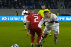 Ronaldo bị chỉ trích vì ăn vạ kiếm phạt đền