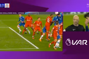 Luật việt vị mới của FIFA gây tranh cãi