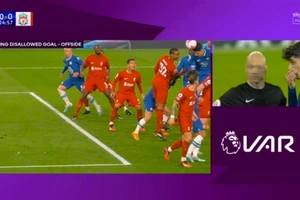 Luật việt vị mới của FIFA gây tranh cãi