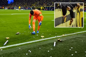 Hình ảnh ‘bãi chiến trường’ khiến trận Dortmund – Newcastle tạm hoãn vài phút