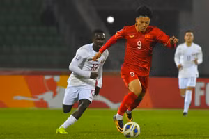 ‘Tiền đạo đặc biệt’ báo tin buồn cho HLV Troussier 