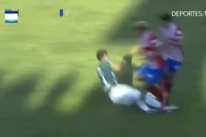 Video: Pha vào bóng kinh hoàng, ‘hạ gục’ cùng lúc 2 cầu thủ 