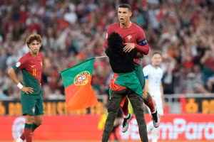 Video: Cổ động viên làm điều chưa từng có với Ronaldo