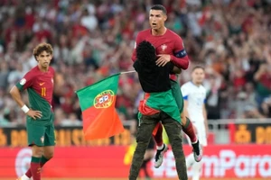 Video: Cổ động viên làm điều chưa từng có với Ronaldo