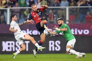 Video: Tiền đạo Giroud làm thủ môn bất đắc dĩ, bắt bóng xuất thần, hay hơn Onana