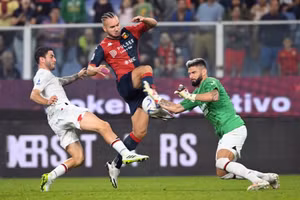 Video: Tiền đạo Giroud làm thủ môn bất đắc dĩ, bắt bóng xuất thần, hay hơn Onana