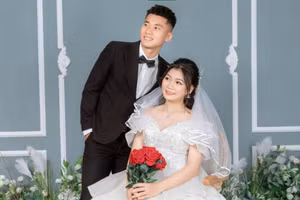 Cặp đôi cầu thủ Việt Nam lên xe hoa