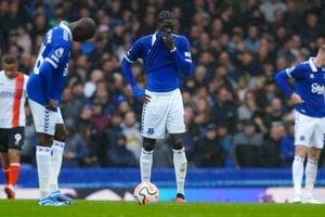 Everton được trả lại 4 điểm khiến 3 tân binh vào vùng nguy hiểm 