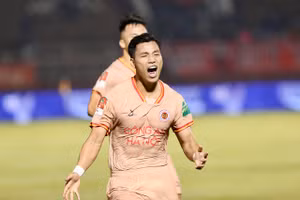 Văn Thanh lập cú đúp, Công an Hà Nội lên nhì bảng xếp hạng 