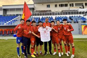 Cầu thủ nữ Việt Nam bịn rịn chia tay HLV Mai Đức Chung 