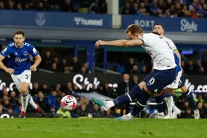 Tottenham đẩy Man Utd khỏi top 4 Ngoại hạng Anh 