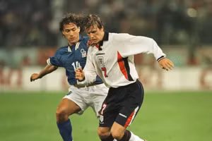 Đôi giày lỗi từ 26 năm trước của Beckham được bán với giá khủng