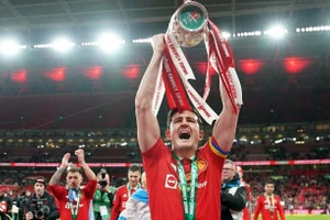 Harry Maguire bị tước băng thủ quân Man United