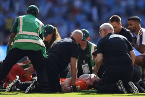 Chùm ảnh cầu thủ Ngoại hạng Anh ngừng tim trên sân 